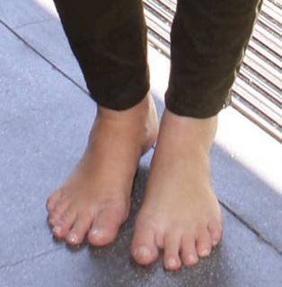 Chelsea Kane feet photo thumbnail