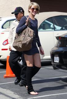 Chelsea Kane feet photo thumbnail