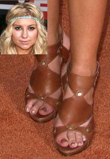 Chelsea Kane feet photo thumbnail