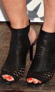 Chelsea Peretti feet photo thumbnail