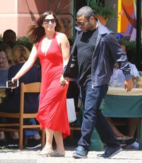 Chelsea Peretti feet photo thumbnail