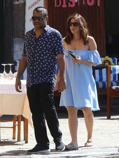 Chelsea Peretti feet photo thumbnail