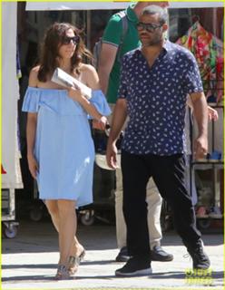 Chelsea Peretti feet photo thumbnail