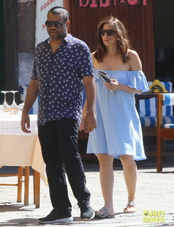 Chelsea Peretti feet photo thumbnail