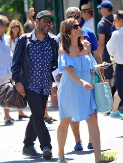 Chelsea Peretti feet photo thumbnail