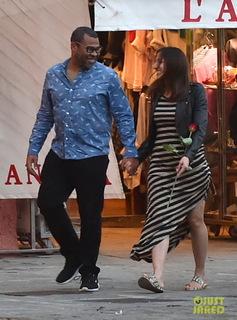 Chelsea Peretti feet photo thumbnail