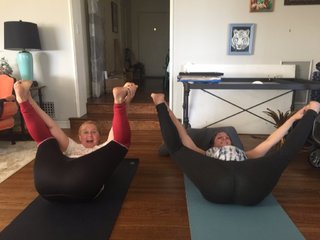 Chelsea Peretti feet photo thumbnail
