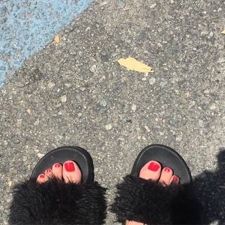 Chelsea Peretti feet photo thumbnail