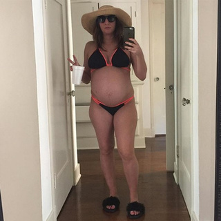 Chelsea Peretti feet photo thumbnail