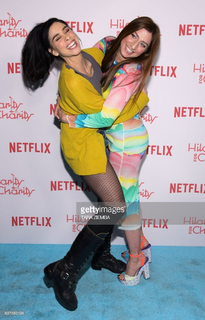 Chelsea Peretti feet photo thumbnail