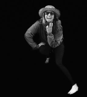 Chelsea Peretti feet photo thumbnail
