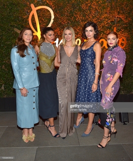 Chelsea Peretti feet photo thumbnail