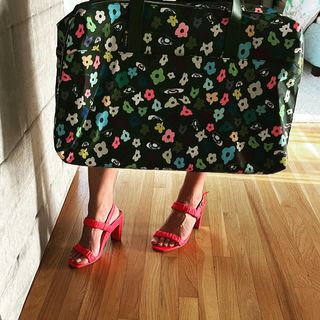 Chelsea Peretti feet photo thumbnail