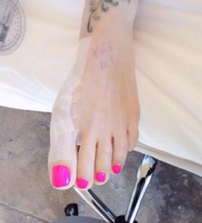 Cher feet photo thumbnail