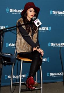 Cher Lloyd feet photo thumbnail