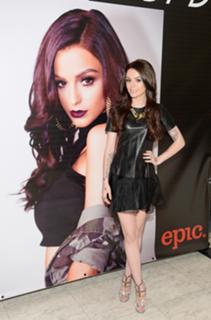 Cher Lloyd feet photo thumbnail
