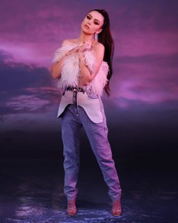 Cher Lloyd feet photo thumbnail