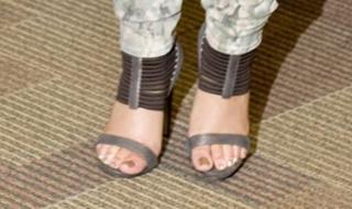 Cheryl feet photo thumbnail