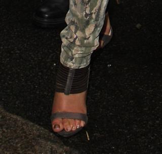 Cheryl feet photo thumbnail