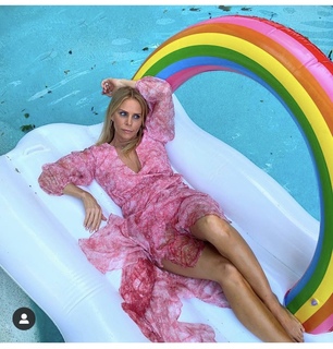Cheryl Hines feet photo thumbnail