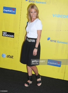Cheryl Hines feet photo thumbnail