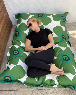 Cheryl Hines feet photo thumbnail