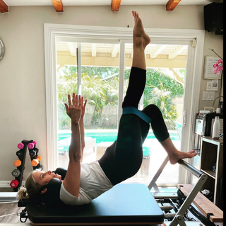 Cheryl Hines feet photo thumbnail
