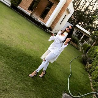 Chetna Pande feet photo 3