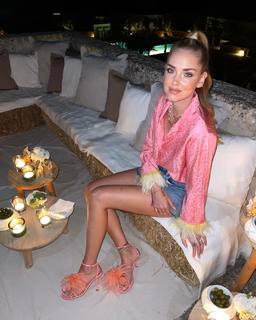 Chiara Ferragni feet photo thumbnail