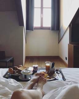 Chiara Francini feet photo thumbnail