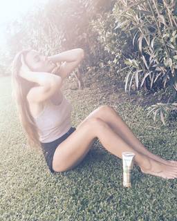 China Suárez feet photo thumbnail