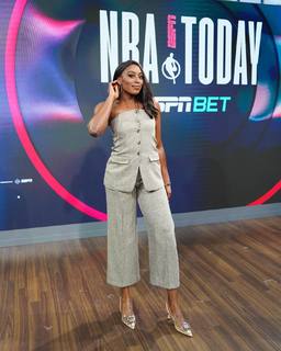 Chiney Ogwumike feet photo 1