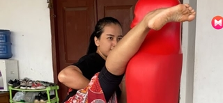 Chintya Candranaya feet photo thumbnail