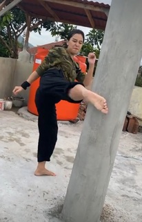 Chintya Candranaya feet photo thumbnail