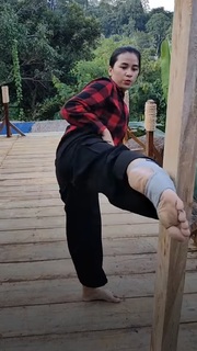 Chintya Candranaya feet photo thumbnail