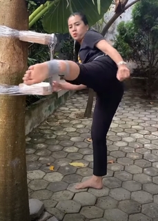 Chintya Candranaya feet photo thumbnail