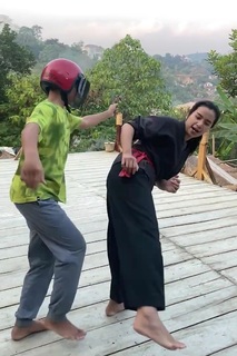 Chintya Candranaya feet photo thumbnail