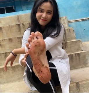 Chintya Candranaya feet photo thumbnail
