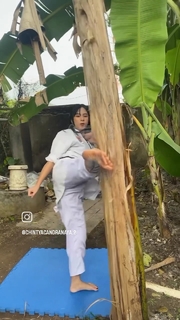 Chintya Candranaya feet photo thumbnail