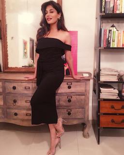 Chitrangada Singh feet photo thumbnail