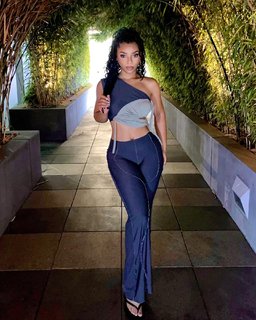 Chloe Bailey feet photo thumbnail