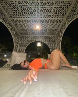 Chloe Bailey feet photo thumbnail