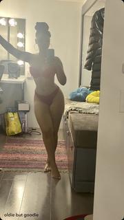 Chloe Bailey feet photo thumbnail