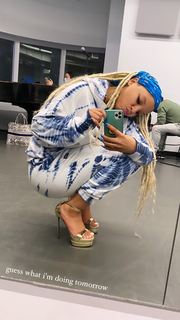 Chloe Bailey feet photo thumbnail
