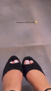 Chloe Bailey feet photo thumbnail