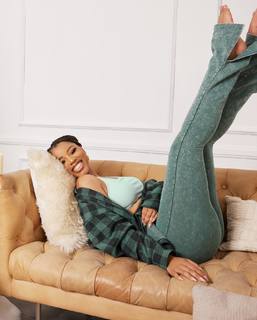 Chloe Bailey feet photo thumbnail