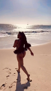 Chloe Bailey feet photo thumbnail