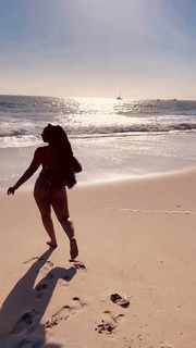 Chloe Bailey feet photo thumbnail