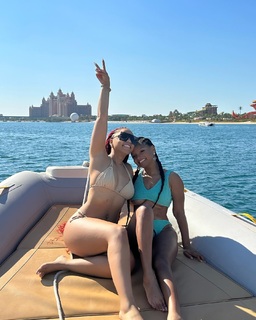 Chloe Bailey feet photo thumbnail
