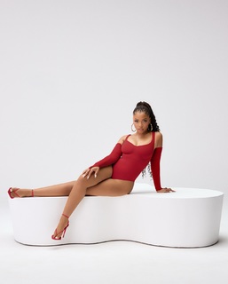 Chloe Bailey feet photo thumbnail
